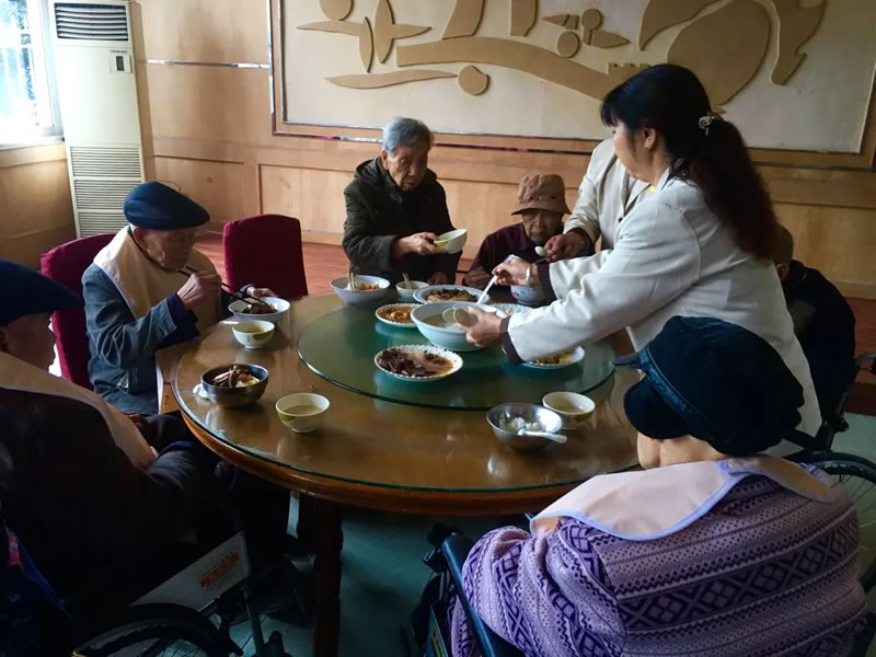 服務(wù)二：針對(duì)老年人飲食特點(diǎn)提供科學(xué)合理的膳食搭配。