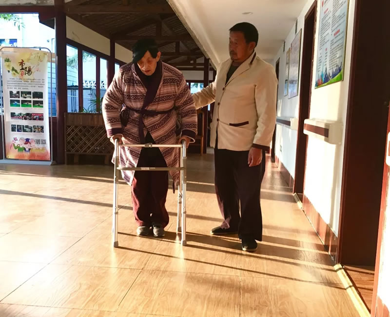 服務(wù)四：按照護(hù)理級(jí)別進(jìn)行生活照料服務(wù)及科學(xué)的康復(fù)訓(xùn)練。